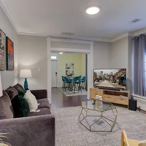  Holiday home Bright & Charming With Fire Pit And Porch Swing - Close To Beale Street, Bbq, Graceland, And The Liberty Bowl United States